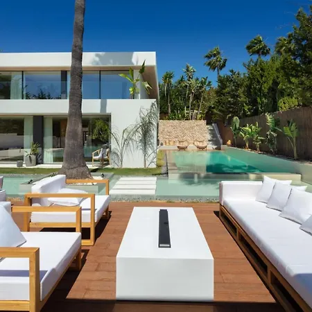 Villa In Nueva Andalucia With Private Pool