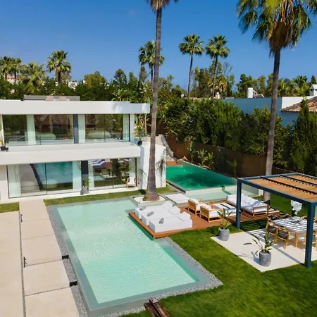In Nueva Andalucia With Private Pool Villa